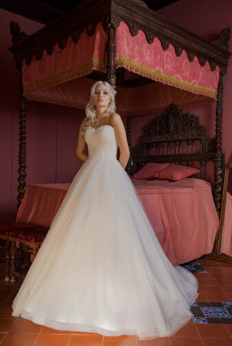 Brautkleid Ivory Holly B1956 1 Guenstiges Hochzeitskleid 2019 Bei Avorio Vestito Eiche Berlin