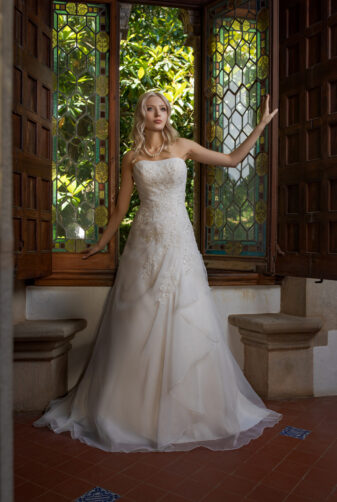 Brautkleid Ivory Laura B1984 1 Guenstiges Hochzeitskleid 2019 Bei Avorio Vestito Eiche Berlin