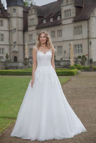 Amera Vera Kollektion 2020 Ivory Brautkleid Aquarina B2029 2 Bei Avorio Vestito BrideStore And More Brautmode In Berlin Eiche