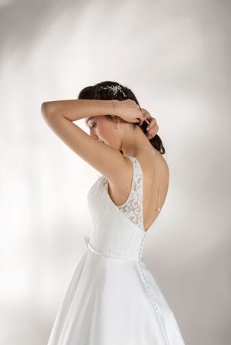 Brautmode In Berlin Eglantine 2020 Ivory Brautkleid EG C20 SABINE 1979 Bei Avorio Vestito BrideStore And More Hochzeitsmode In Berlin Eiche