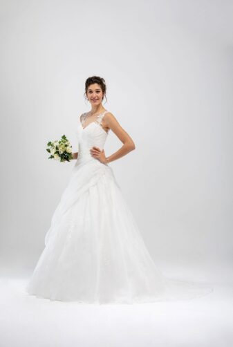 Brautmode In Berlin Eglantine 2020 Ivory Brautkleid EG C20 SAFARI 2535 Bei Avorio Vestito BrideStore And More Hochzeitsmode In Berlin Eiche