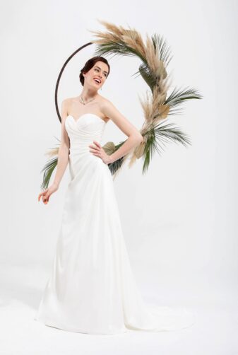 Brautmode In Berlin Eglantine 2020 Ivory Brautkleid EG C20 SAMIRA 5587 Bei Avorio Vestito BrideStore And More Hochzeitsmode In Berlin Eiche
