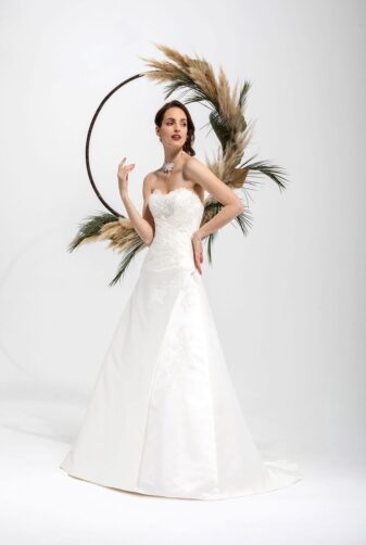Brautmode In Berlin Eglantine 2020 Ivory Brautkleid EG C20 SATINE 6798 Bei Avorio Vestito BrideStore And More Hochzeitsmode In Berlin Eiche