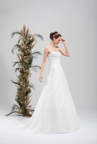 Brautmode In Berlin Eglantine 2020 Ivory Brautkleid EG C20 SATURNE 7138 Bei Avorio Vestito BrideStore And More Hochzeitsmode In Berlin Eiche