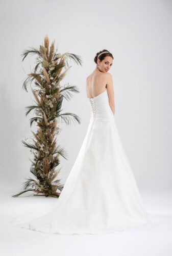 Brautmode In Berlin Eglantine 2020 Ivory Brautkleid EG C20 SATURNE 7155 Bei Avorio Vestito BrideStore And More Hochzeitsmode In Berlin Eiche