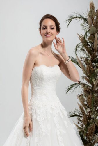 Brautmode In Berlin Eglantine 2020 Ivory Brautkleid EG C20 SERENA 6109 Bei Avorio Vestito BrideStore And More Hochzeitsmode In Berlin Eiche