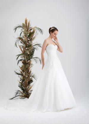 Brautmode In Berlin Eglantine 2020 Ivory Brautkleid EG C20 STELLA 7486 Bei Avorio Vestito BrideStore And More Hochzeitsmode In Berlin Eiche