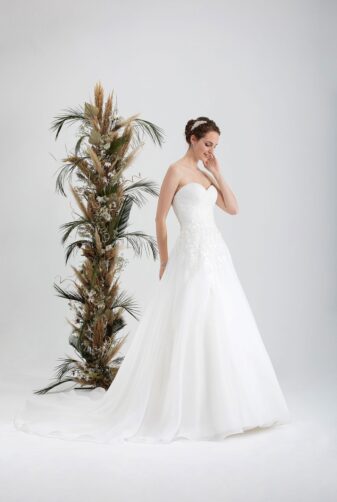 Brautmode In Berlin Eglantine 2020 Ivory Brautkleid EG C20 STELLA 7486 Bei Avorio Vestito BrideStore And More Hochzeitsmode In Berlin Eiche