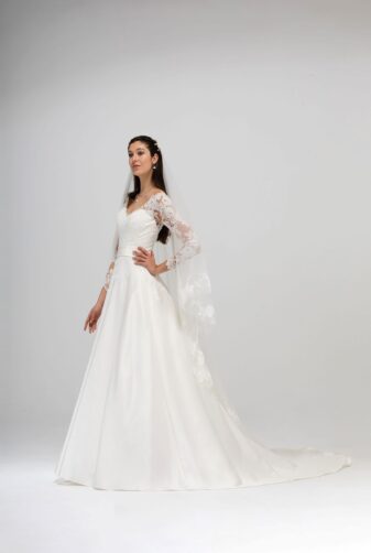 Brautmode In Berlin Eglantine 2020 Ivory Brautkleid EG C20 SUEDE 1832 Bei Avorio Vestito BrideStore And More Hochzeitsmode In Berlin Eiche