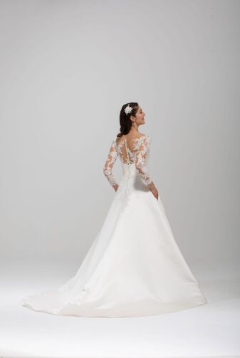 Brautmode In Berlin Eglantine 2020 Ivory Brautkleid EG C20 SUEDE 1889 Bei Avorio Vestito BrideStore And More Hochzeitsmode In Berlin Eiche