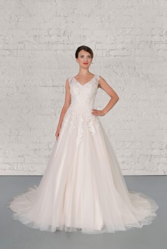 Hochzeitsmode In Berlin Fuchs 2020 Ivory Brautkleid D 03229 1 Bei Avorio Vestito BrideStore And More Hochzeitsmode In Berlin Eiche