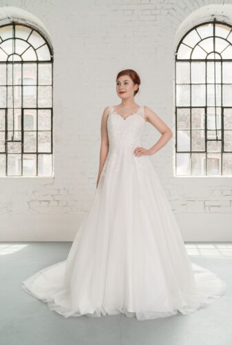 Hochzeitsmode In Berlin Fuchs 2020 Ivory Brautkleid D 03317 1 Bei Avorio Vestito BrideStore And More Hochzeitsmode In Berlin Eiche