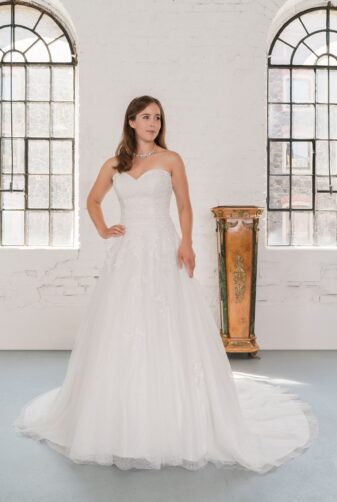 Hochzeitsmode In Berlin Fuchs 2020 Ivory Brautkleid D 03325 1 Bei Avorio Vestito BrideStore And More Hochzeitsmode In Berlin Eiche