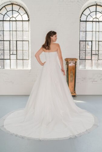 Hochzeitsmode In Berlin Fuchs 2020 Ivory Brautkleid D 03325 2 Bei Avorio Vestito BrideStore And More Hochzeitsmode In Berlin Eiche