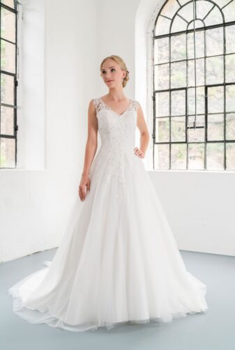 Hochzeitsmode In Berlin Fuchs 2020 Ivory Brautkleid D 03330 1 Bei Avorio Vestito BrideStore And More Hochzeitsmode In Berlin Eiche