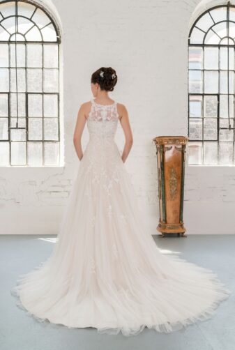Hochzeitsmode In Berlin Fuchs 2020 Ivory Brautkleid D 03331 2 Bei Avorio Vestito BrideStore And More Hochzeitsmode In Berlin Eiche
