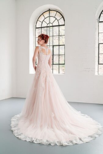 Hochzeitsmode in Berlin Fuchs 2020 ivory Brautkleid D 03333 2 bei Avorio Vestito BrideStore and more Hochzeitsmode in Berlin Eiche