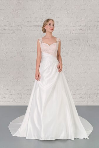 Hochzeitsmode in Berlin Fuchs 2020 ivory Brautkleid D 03334 1 bei Avorio Vestito BrideStore and more Hochzeitsmode in Berlin Eiche