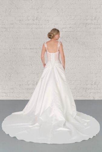 Hochzeitsmode in Berlin Fuchs 2020 ivory Brautkleid D 03334 2 bei Avorio Vestito BrideStore and more Hochzeitsmode in Berlin Eiche