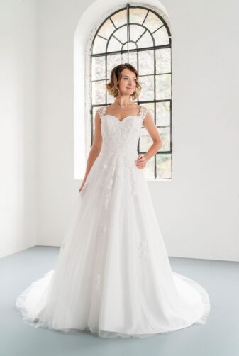 Hochzeitsmode in Berlin Fuchs 2020 ivory Brautkleid D 03335 1 bei Avorio Vestito BrideStore and more Hochzeitsmode in Berlin Eiche