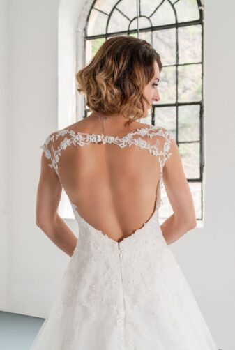 Hochzeitsmode in Berlin Fuchs 2020 ivory Brautkleid D 03335 2 bei Avorio Vestito BrideStore and more Hochzeitsmode in Berlin Eiche