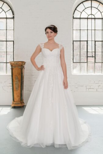 Hochzeitsmode in Berlin Fuchs 2020 ivory Brautkleid D 03336 1 bei Avorio Vestito BrideStore and more Hochzeitsmode in Berlin Eiche