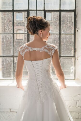 Hochzeitsmode in Berlin Fuchs 2020 ivory Brautkleid D 03336 2 bei Avorio Vestito BrideStore and more Hochzeitsmode in Berlin Eiche