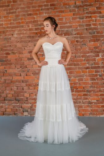 Hochzeitsmode in Berlin Fuchs 2020 ivory Brautkleid D 03337 1 bei Avorio Vestito BrideStore and more Hochzeitsmode in Berlin Eiche