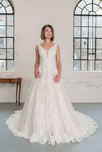 Hochzeitsmode in Berlin Fuchs 2020 ivory Brautkleid D 03340 1 bei Avorio Vestito BrideStore and more Hochzeitsmode in Berlin Eiche