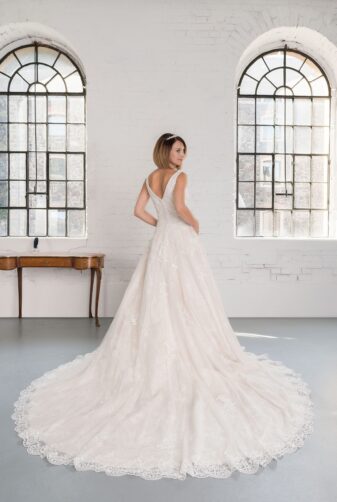 Hochzeitsmode in Berlin Fuchs 2020 ivory Brautkleid D 03340 2 bei Avorio Vestito BrideStore and more Hochzeitsmode in Berlin Eiche