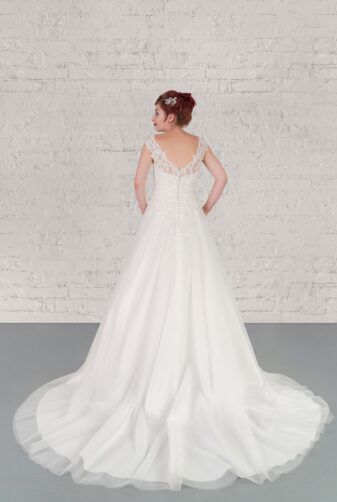 Hochzeitsmode in Berlin Fuchs 2020 ivory Brautkleid D 03341 2 bei Avorio Vestito BrideStore and more Hochzeitsmode in Berlin Eiche