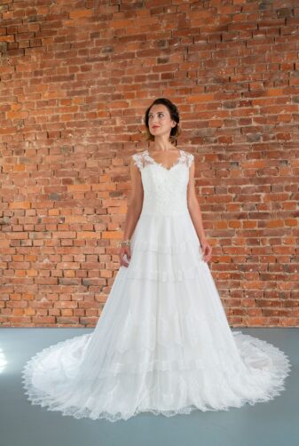 Hochzeitsmode in Berlin Fuchs 2020 ivory Brautkleid D 03344 1 bei Avorio Vestito BrideStore and more Hochzeitsmode in Berlin Eiche