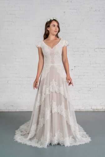 Hochzeitsmode in Berlin Fuchs 2020 ivory Brautkleid D 03345 1 bei Avorio Vestito BrideStore and more Hochzeitsmode in Berlin Eiche