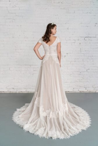 Hochzeitsmode in Berlin Fuchs 2020 ivory Brautkleid D 03345 2 bei Avorio Vestito BrideStore and more Hochzeitsmode in Berlin Eiche