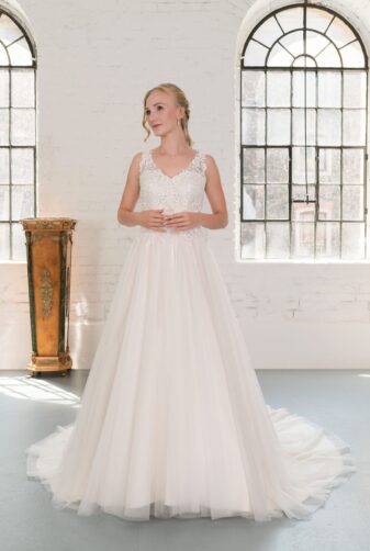 Hochzeitsmode in Berlin Fuchs 2020 ivory Brautkleid D 03347 1 bei Avorio Vestito BrideStore and more Hochzeitsmode in Berlin Eiche