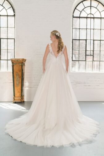 Hochzeitsmode in Berlin Fuchs 2020 ivory Brautkleid D 03347 2 bei Avorio Vestito BrideStore and more Hochzeitsmode in Berlin Eiche
