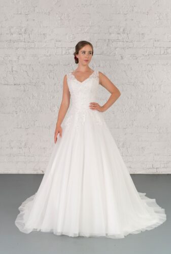 Hochzeitsmode in Berlin Fuchs 2020 ivory Brautkleid D 03348 1 bei Avorio Vestito BrideStore and more Hochzeitsmode in Berlin Eiche