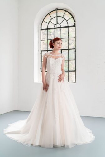 Hochzeitsmode in Berlin Fuchs 2020 ivory Brautkleid D 03349 1 bei Avorio Vestito BrideStore and more Hochzeitsmode in Berlin Eiche
