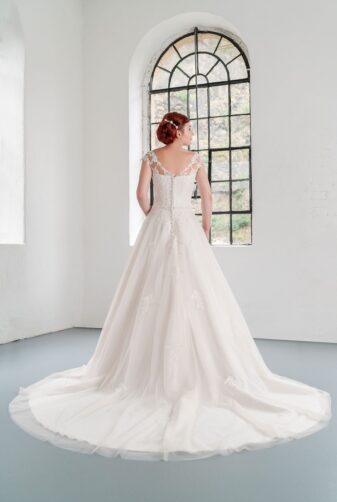Hochzeitsmode in Berlin Fuchs 2020 ivory Brautkleid D 03349 2 bei Avorio Vestito BrideStore and more Hochzeitsmode in Berlin Eiche