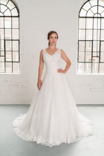 Hochzeitsmode in Berlin Fuchs 2020 ivory Brautkleid D 03350 1 bei Avorio Vestito BrideStore and more Hochzeitsmode in Berlin Eiche