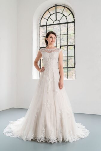 Hochzeitsmode in Berlin Fuchs 2020 ivory Brautkleid D 03351 1 bei Avorio Vestito BrideStore and more Hochzeitsmode in Berlin Eiche
