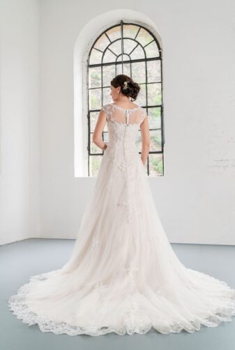 Hochzeitsmode in Berlin Fuchs 2020 ivory Brautkleid D 03351 2 bei Avorio Vestito BrideStore and more Hochzeitsmode in Berlin Eiche