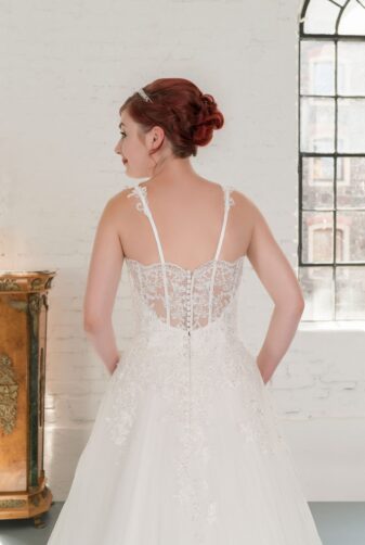 Hochzeitsmode in Berlin Fuchs 2020 ivory Brautkleid D 03352 2 bei Avorio Vestito BrideStore and more Hochzeitsmode in Berlin Eiche