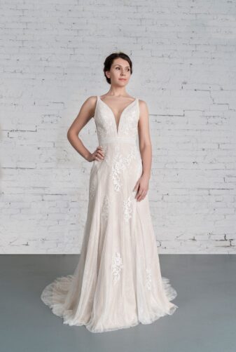 Hochzeitsmode in Berlin Fuchs 2020 ivory Brautkleid R 01186 3 bei Avorio Vestito BrideStore and more Hochzeitsmode in Berlin Eiche