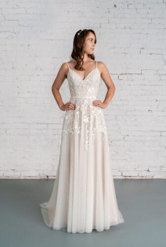 Hochzeitsmode in Berlin Fuchs 2020 ivory Brautkleid R 01188 1 bei Avorio Vestito BrideStore and more Hochzeitsmode in Berlin Eiche