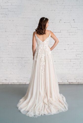 Hochzeitsmode in Berlin Fuchs 2020 ivory Brautkleid R 01188 2 bei Avorio Vestito BrideStore and more Hochzeitsmode in Berlin Eiche