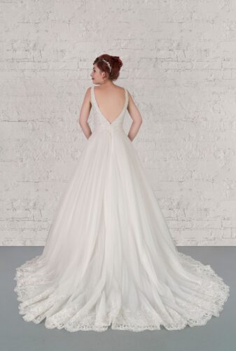 Hochzeitsmode in Berlin Fuchs 2020 ivory Brautkleid R 01189 2 bei Avorio Vestito BrideStore and more Hochzeitsmode in Berlin Eiche