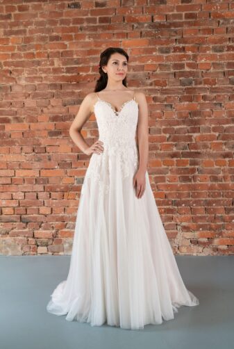Hochzeitsmode in Berlin Fuchs 2020 ivory Brautkleid R 01191 1 bei Avorio Vestito BrideStore and more Hochzeitsmode in Berlin Eiche