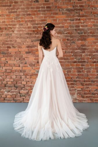 Hochzeitsmode in Berlin Fuchs 2020 ivory Brautkleid R 01191 2 bei Avorio Vestito BrideStore and more Hochzeitsmode in Berlin Eiche