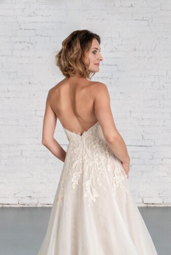 Hochzeitsmode in Berlin Fuchs 2020 ivory Brautkleid R 01193 1 bei Avorio Vestito BrideStore and more Hochzeitsmode in Berlin Eiche